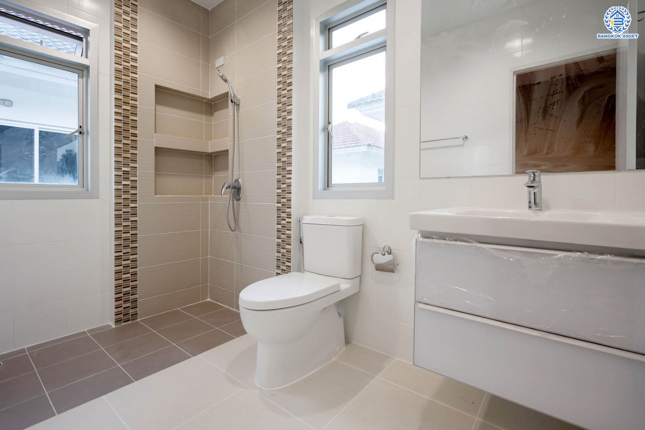 บ้านมือสองตกแต่งใหม่ โครงการ ไลฟ์บางกอกบูเลอวาร์ด ราชพฤกษ์-รัตนาธิเบศร์ เนื้อที่ 63 ตร.ว. ดีไซน์ตอบทุกไลฟ์สไตล์ ฟังก์ชัน 3 ห้องนอน 5 ห้องน้ำ 1 ห้องแม่บ้าน จอดรถได้ 2 คัน บนทำเลติดถนนราชพฤกษ์ ใกล้โรงเรียนเด่นหล้า  ห้าง Robinson Lifestyle Ratchaphruek เชื่อมต่อทุกเส้นทาง ใกล้รถไฟฟ้าสายสีชมพู "สถานีปากเกร็ด" และจุดขึ้นทางด่วน "ศรีรัช"